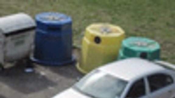 Mnohí vodiči blokujú kontajnery, riešiť to môže aj osadenie dopravnej značky