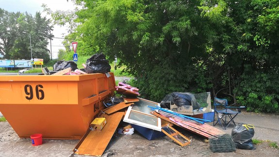 FOTO: Cestári si pri Martinskom cintoríne pristavili kontajner na starý asfalt a takto to dopadlo...