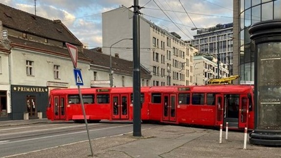 Na Radlinského sa vykoľajila električka