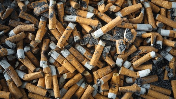 Čo poviete na tento nápad? OLO ide zbierať ohorky cigariet, využije ich na asfaltové cesty