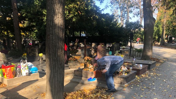 Hyenizmus: Dôchodkyňu Evu okradol drzý zlodej priamo na cintoríne, ani krik jej nepomohol