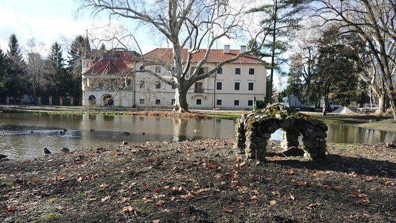 Velká revitalizácia parku pri kaštieli v Stupave: Nový vodopád, lapidárium aj drevený chodník v mokradi sú takmer hotové