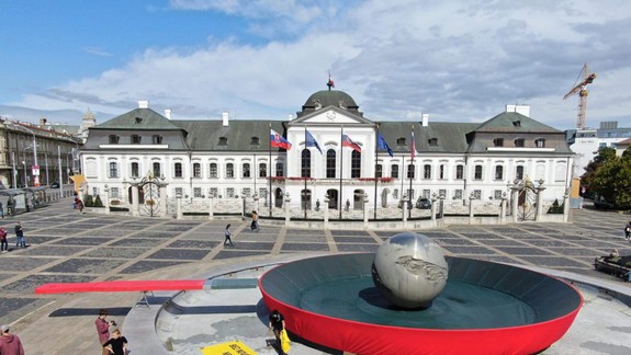 Zem sa škvarí: Aktivisti nainštalovali pred Prezidentský palác panvicu, prišla i Zuzana Čaputová
