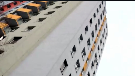 Strašné: Žena spadla z najvyššieho poschodia paneláku