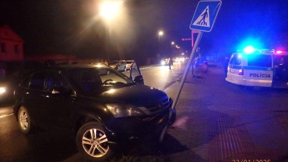 V Rusovciach havaroval opitý vodič, odniesla si to dopravná značka