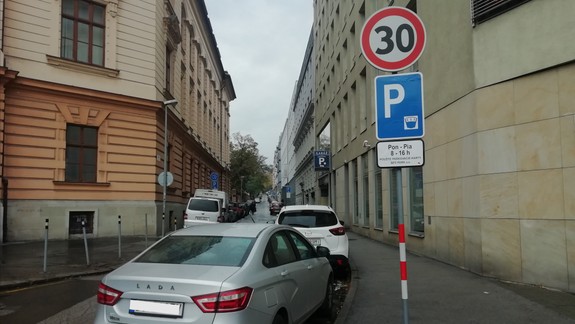 Staré Mesto pokračuje vo vyznačovaní rezidentských parkovacích miest, do konca roka by ich malo pribudnúť takmer tristoosemdesiat