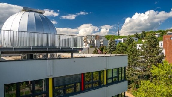 Bratislava má svoju prvú hvezdáreň, nachádza sa na streche budovy školy na Bárdošovej