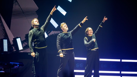 Legendárna britská skupina vystúpila prvýkrát na Slovensku: Koncert plný hitov roztancoval a rozospieval Tipos arénu