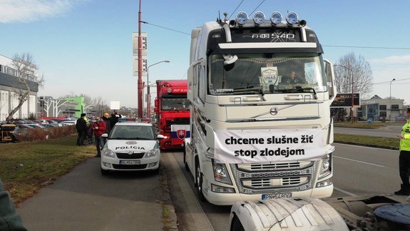 VIDEO: V rámci štrajku autodopravcov v Bratislave zablokovali kamióny Rožňavskú ulicu