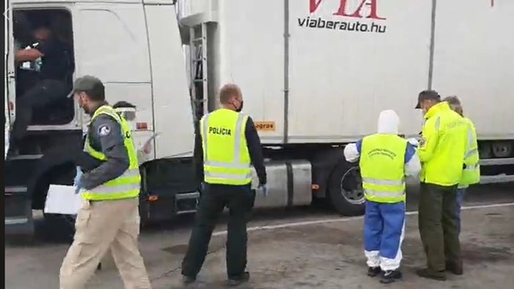VIDEO: Inšpektori a policajti kontrolovali prevoz nebezpečného biologického odpadu na Slovensko