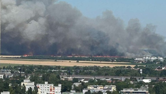 Hasiči stále zasahujú pri požiari poľa pri Moste pri Bratislave