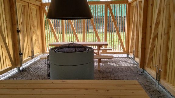 Plánujete grilovačku? Na Partizánskej lúke pribudol nový altánok s unikátnym dizajnom