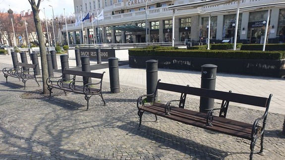 Staré Mesto osadilo lavičky na Hviezdoslavovom námestí