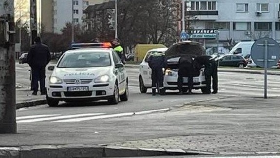 Zábavná príhoda: Viete, čo hľadali policajti v motore tohto auta?