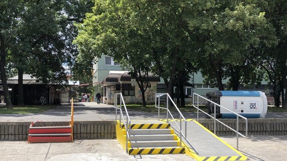 FOTO: Mesto za rekonštrukciu schodov v Petržalke 28-tisíc eur nezaplatí – akú faktúru mu stavebník napokon vystavil?