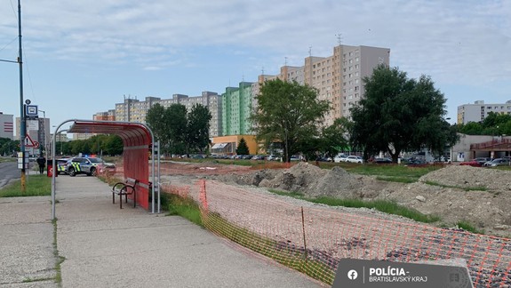 Pri prácach na električkovej trati v Petržalke našli muníciu, na miesto dorazil pyrotechnik