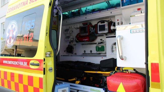 V Senci na stanici zrazil vlak človeka, hasiči ho ťažko zraneného vyslobodili spod vozňa