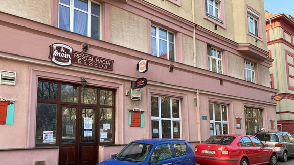 FOTO: Z reštaurácie Beseda spravili odberové miesto na Covid-19 - štamgasti veria, že len dočasne...