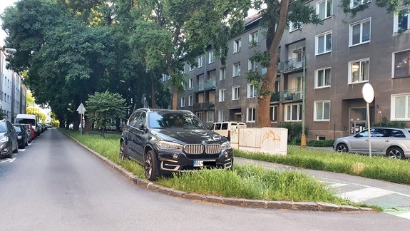 Parkovanie v Bratislave:  Vodič SUV sa s tým nebabral