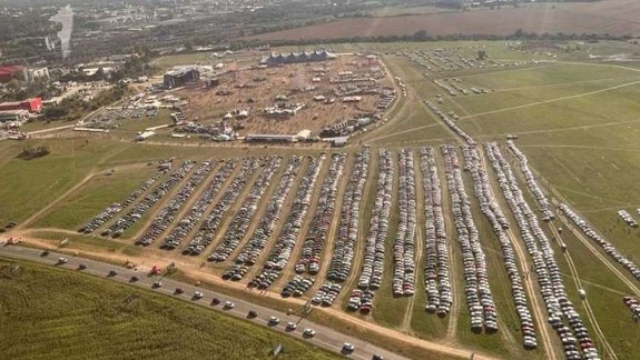 Doprava: V okolí festivalu vo Vajnoroch sa tvoria obrovské kolóny