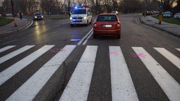Nehoda v Petržalke: Vodič zrazil na priechode dvoch chodcov