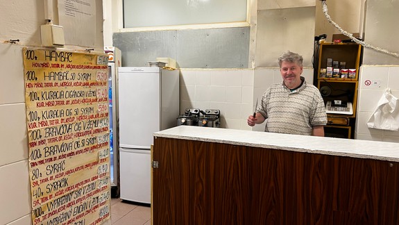 Petržalská legenda: Nonstopka ponúka stále rovnaký hambáč a syráčik už 26 rokov