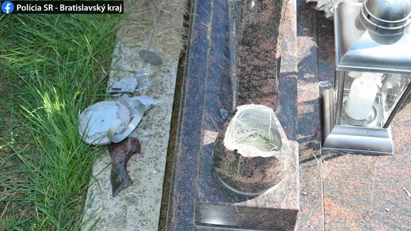 Neznámy vandal v seneckom okrese poškodil 31 hrobov a nejaké veci z nich aj zmizli...