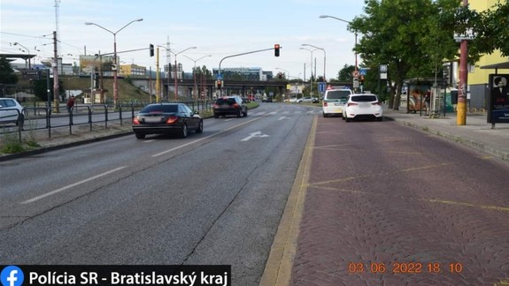 Nehoda v Bratislave: Autobus MHD prešiel chodcovi po nohe