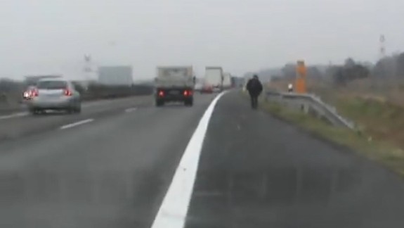 VIDEO: Dali by ste aj vy tomuto chodcovi na diaľnici pokutu?