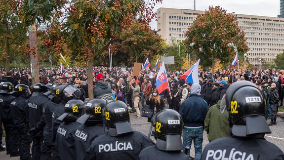 VIDEO: Polícia pred Úradom vlády zadržala niekoľko osôb - pri protestoch boli zranení aj traja mestskí policajti