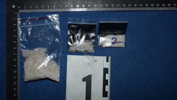 Policajná razia v Karlovke. Zadržali dílerov i drogy