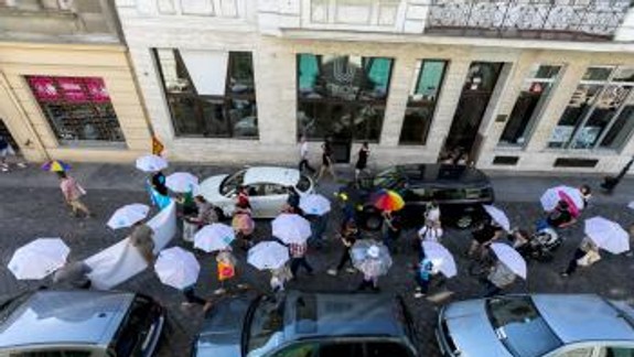 Nedeľná Paráda s Dáždnikovým pochodom si pripomenie osudy utečencov