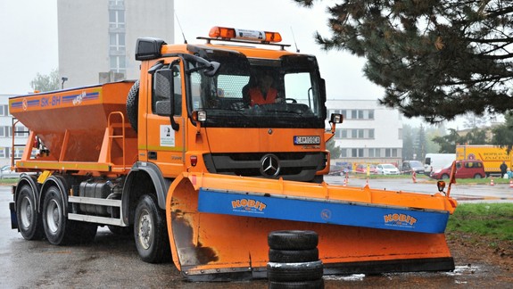 VIDEO: Na teplomeri plus sedem stupňov a v uliciach posýpacie vozy. Nie je to zbytočné?