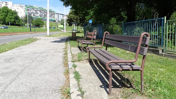 Poškodené lavičky pozdĺž Karloveskej čaká kompletná rekonštrukcia