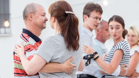 Radi tancujete? Pri fontáne Rodina v Karlovej Vsi nájdete večer tančiareň