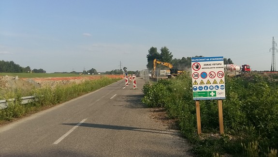 FOTO: Uzavrú pre stavbu obchvatu časť petržalskej cyklotrasy pri hrádzi?