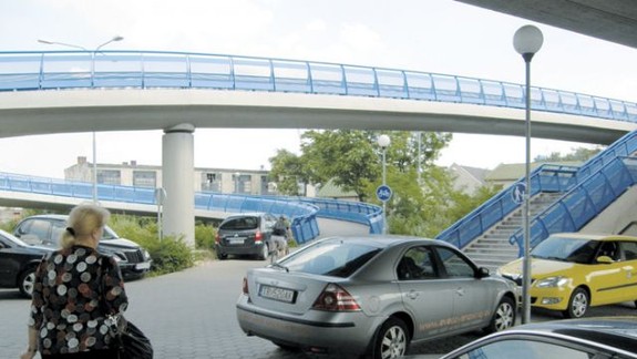 Pod Mostom Apollo sú autá na chodníku