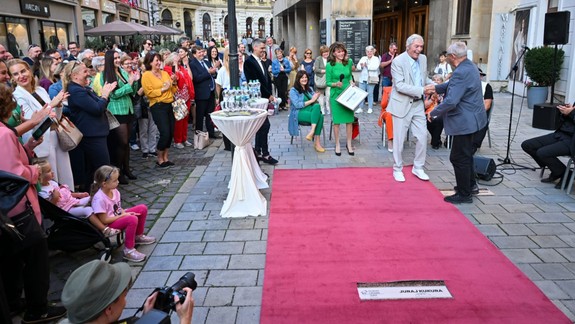 Filmový chodník slávy sa rozrástol o pamätnú dlaždicu Juraja Kukuru