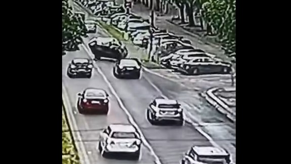 Na Trnavskej ceste sa prevrátilo auto, vytvorili sa kolóny