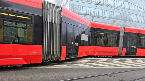 Pri Blumentáli sa vykoľajila električka, dopravu museli odkloniť