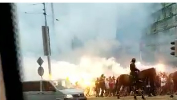 VIDEO: Mestom pochodovali futbaloví fanúšikovia, Trnavské mýto bolo neprejazdné