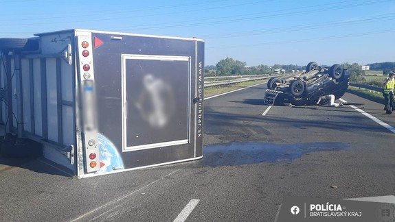 Prevrátené auto : Diaľnicu D2 v smere z Bratislavy do Malaciek museli uzavrieť