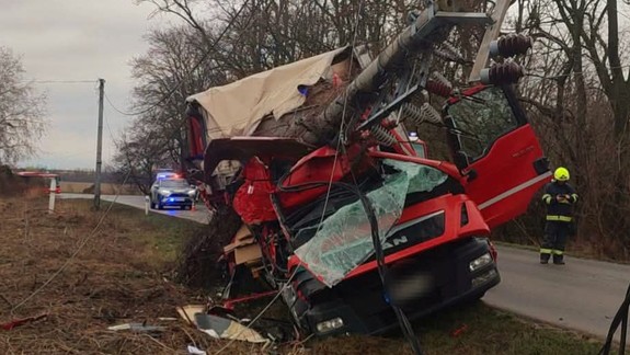 Nehoda: Nákladiak nárazom do stĺpa odstavil od elektriny niektoré obce pri Bratislave