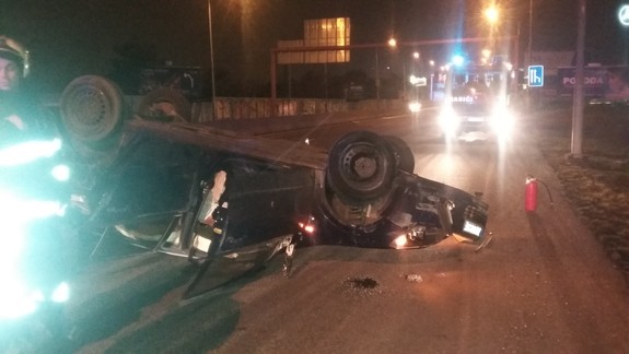 Ďalšia nehoda v uliciach Bratislavy: Auto skončilo prevrátené na streche