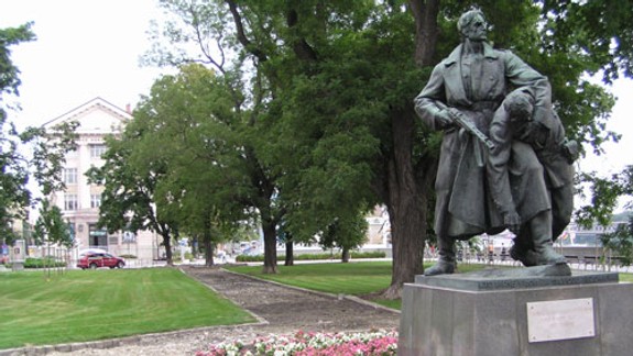 Park na nábreží dokončujú, dostane nové chodníky