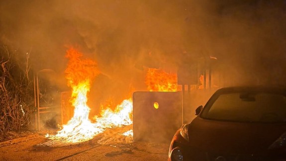 Nočné požiare v Petržalke: Zhorelo vyše 20 kontajnerov, plamene poškodili päť áut