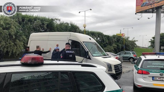 Policajná akcia v Ružinove: Zadržali mužov, ktorí toho majú na rováši asi viac než dosť