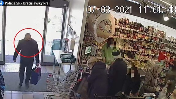 Nepoznáte ho? Polícii by mohol pomôcť objasniť krádež 64 kusov tuniakového šalátu