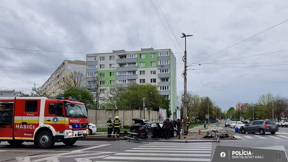 Vo Vrakuni sa ráno zrazili tri autá, v jednom sedeli tri deti