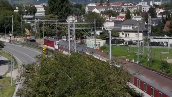 Polícia upozorňuje: Priecestie na Ivanskej ceste v Bratislave je uzavreté aj pre chodcov